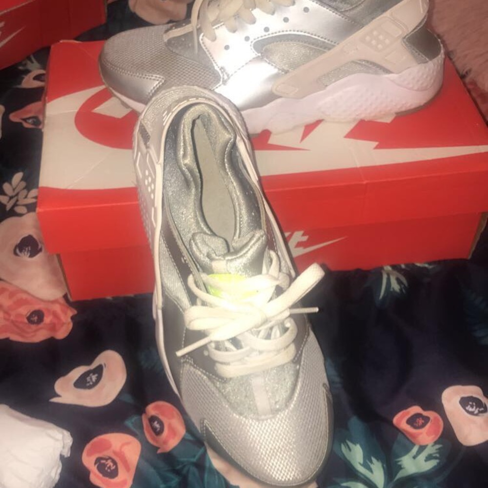 Women’s tennis shoes